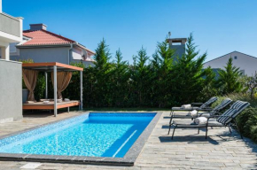 Atraktivna villa Flavia s bazenom u Novalji